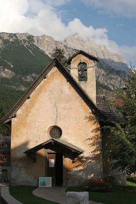 Alte Kirche in den Dolomiten foto