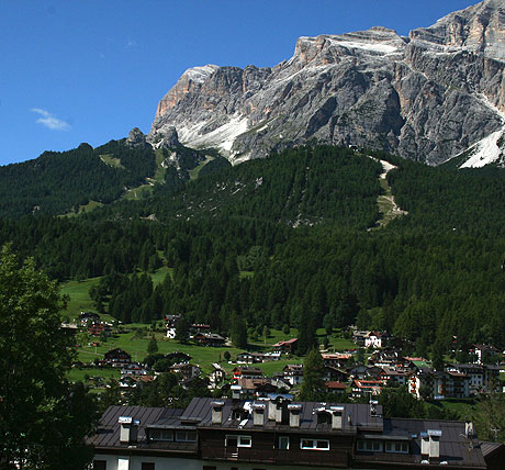 Aussicht Cortina und der Gipfel Tofana foto