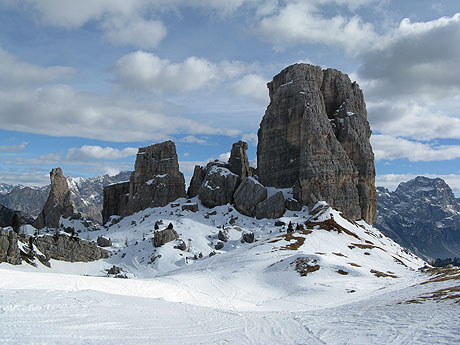 Aussicht zum Cinque Torri im Winter Cortina foto