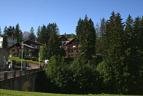 Brücke im Zentrum vom Cortina foto