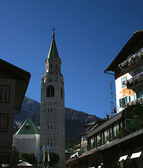 Das Hotel Ancora und der Glockenturm von Cortina foto