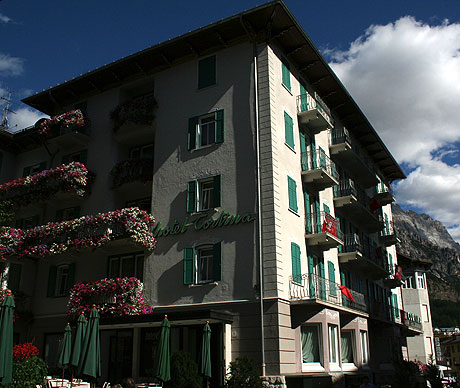 Das Hotel Cortina im Sommer foto