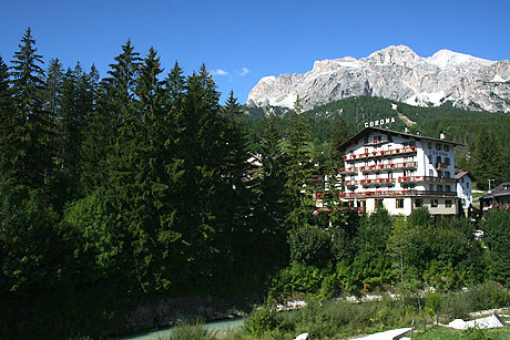 Ein Fluss und das Hotel Corona Cortina foto