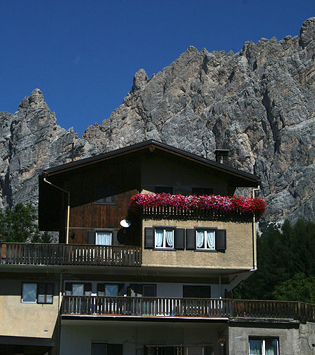 Ein Haus und Dolomiten Cortina foto