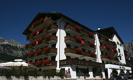 Eingang des Hotels Bellevue Cortina foto