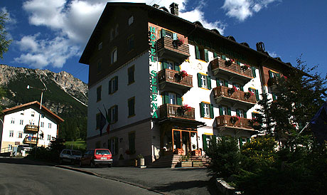 Eingang des Hotels Serena Cortina foto