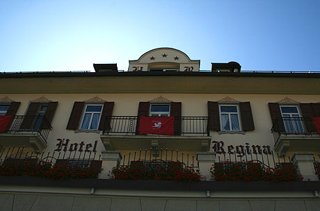 Gegenüber dem Hotel Regina Cortina foto