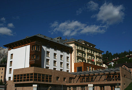 Grand hotel Savoia Cortina Seitenansicht foto