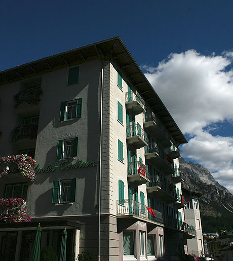 Hotel Cortina Seitenansicht Cortina d'Ampezzo foto