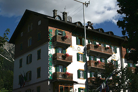 Hotel Serena Cortina Seitenansicht foto