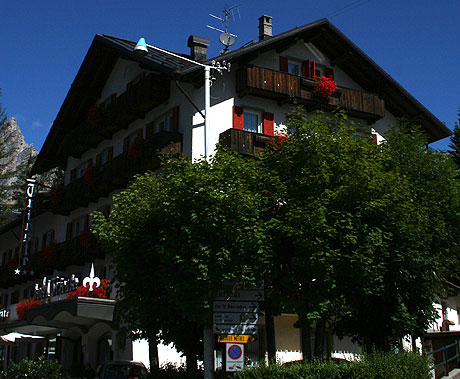 Hotel Trieste Seitenansicht Cortina foto