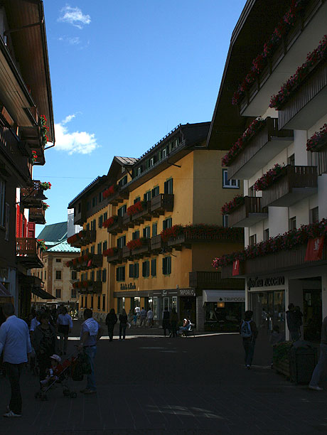 Steinallee im Zentrum von Cortina foto