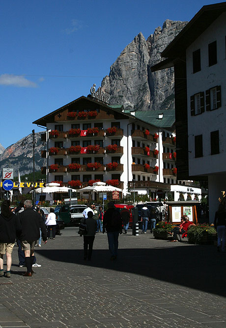 Touristen in Cortina im Sommer foto