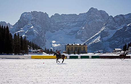 Cortina polo in winter photo