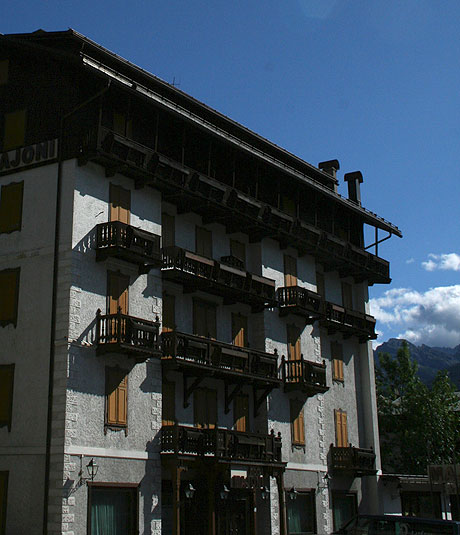 The facade of the hotel Majoni Cortina d'Ampezzo photo