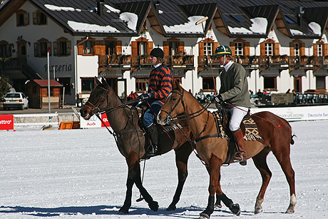 2 jugadores de polo en el invierno Cortina foto