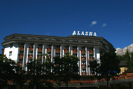 Fachada hotel Alaska Cortina foto