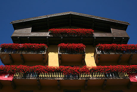 Flores en los balcones de Cortina foto