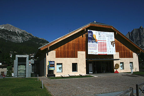 Funicular hacia cima Tofana Cortina foto