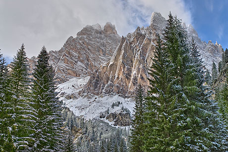 Hermoso paisaje invernal de Cortina foto