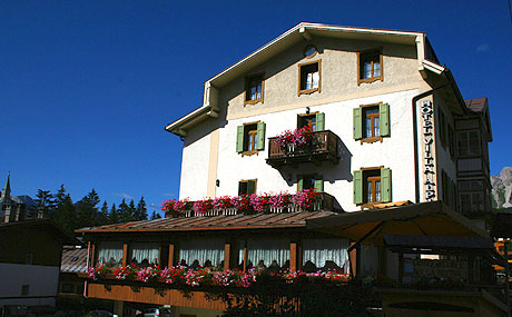 Hotel Villa Alpina vista lateral Cortina foto