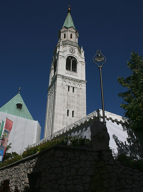 Iglesia en el centro de Cortina foto