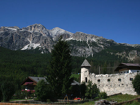 Las antiguas murallas de Cortina foto