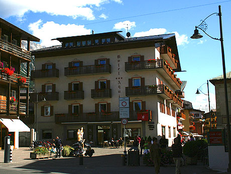 Plaza en el centro de Cortina foto