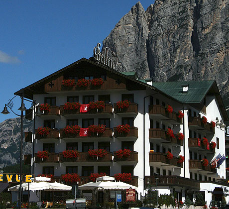 Hôtel Bellevue dans le centre de Cortina photo