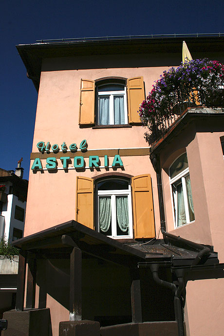 L'entrée de l'hôtel Astoria Cortina photo