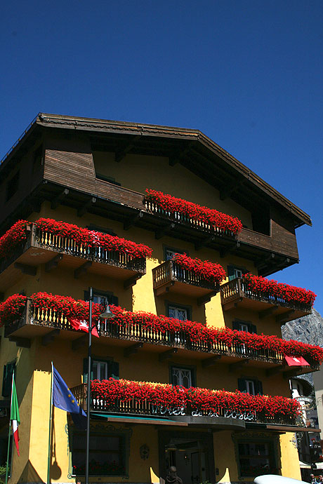 L'entrée de l'hôtel de La Poste Cortina photo