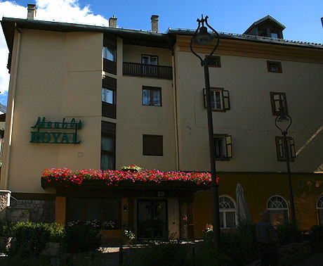 L'entrée de l'hôtel meuble Royal Cortina photo