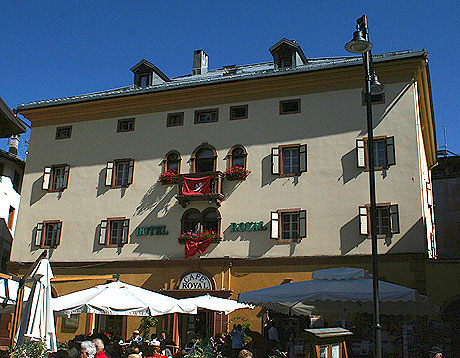 L'entrée de l'hôtel Royal Cortina photo