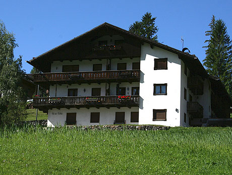 Maison à Cortina pendant l'été photo