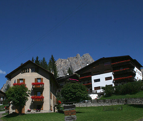 Villa pendant l'été à Cortina photo