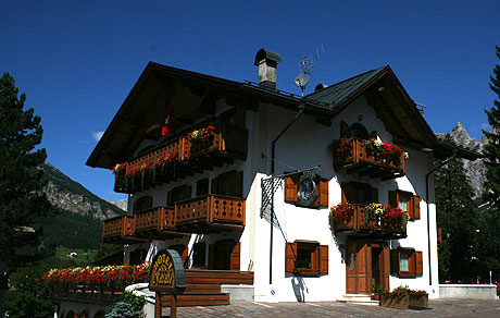 Architettura albergo Cortina foto