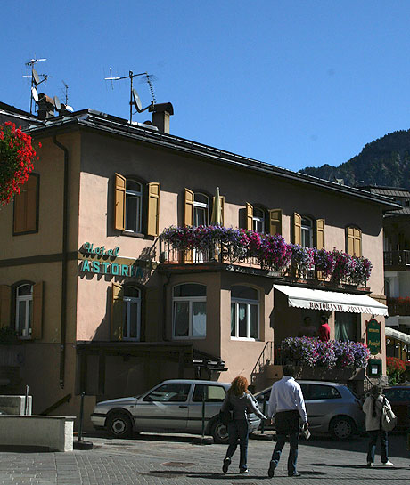 Turisti verso l hotel Astoria Cortina foto