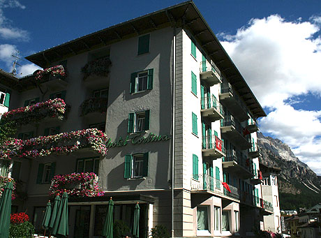 Hotel Cortina in het centrum van Cortina foto