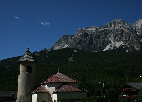 Kerk en Dolomieten Cortina d'Ampezzo foto