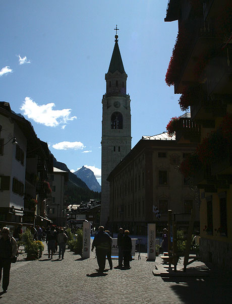 Toeristen in het centrum van Cortina foto