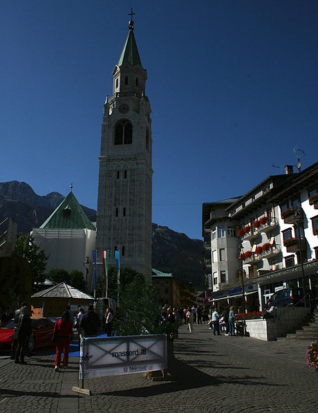 Centrul orașului Cortina d'Ampezzo vara foto