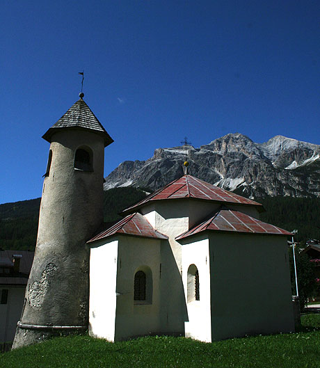 Clopotnița unei biserici din Cortina foto