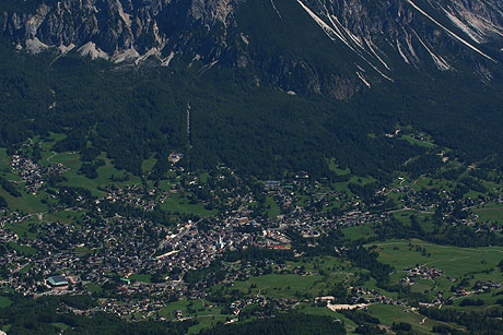 Cortina d'Ampezzo văzută de pe vîrful Tofana foto