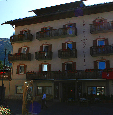 Intrarea în hotelul Aquila Cortina foto