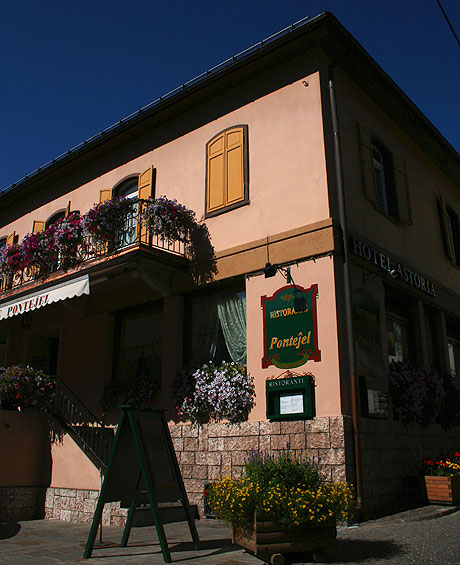 Intrarea restaurantului Pontejel din Cortina foto