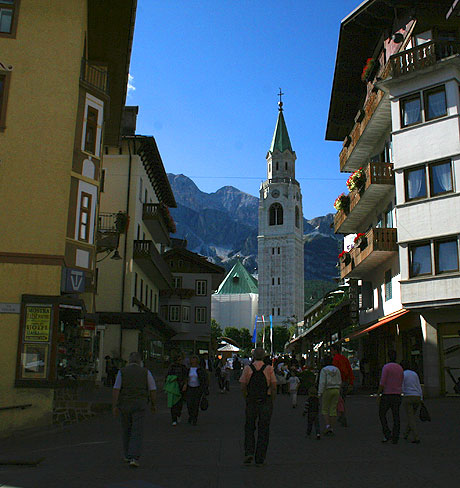 Turiști ce se îndreaptă spre centrul orașului Cortina d'Ampezzo foto